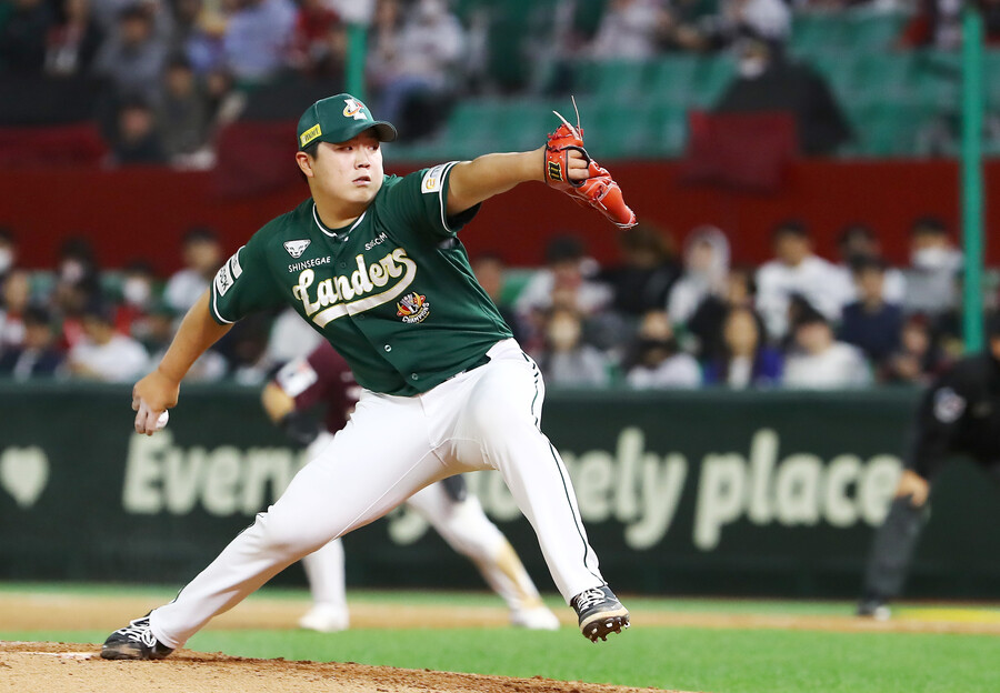 [김태우의 쓱크랩북] SSG 마운드 세대교체,  알 깨고 나올까… 유망주 리포트①, 투‧포수편