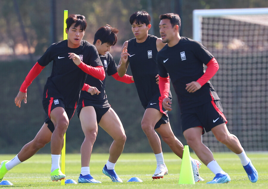 ▲ 2023 카타르 아시안컵에 나선 축구대표팀이 카타르 도하의 알 에글라 훈련장에서 주장 손흥민을 중심으로 훈련에 열중하고 있다. 경기 전날 공식 기자회견에는 위르겐 클린스만 감독과 황희찬이 나섰다.  ⓒ연합뉴스