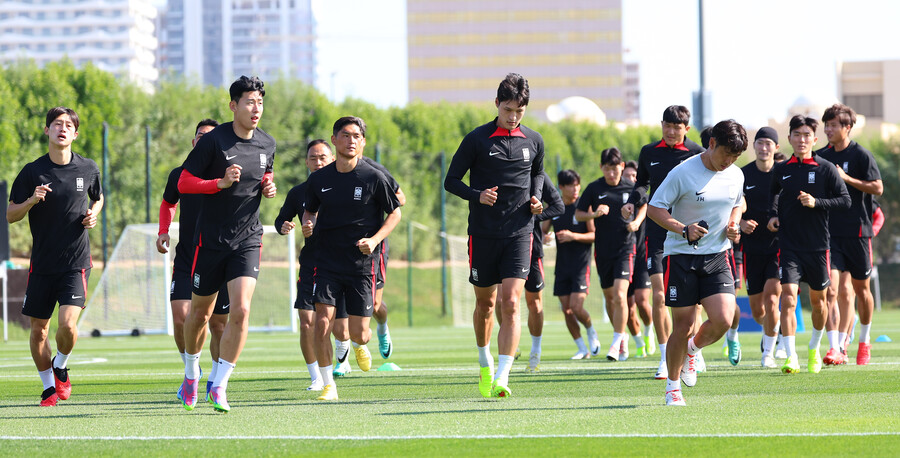 ▲ 2023 카타르 아시안컵에 나선 축구대표팀이 카타르 도하의 알 에글라 훈련장에서 주장 손흥민을 중심으로 훈련에 열중하고 있다. 경기 전날 공식 기자회견에는 위르겐 클린스만 감독과 황희찬이 나섰다.  ⓒ연합뉴스