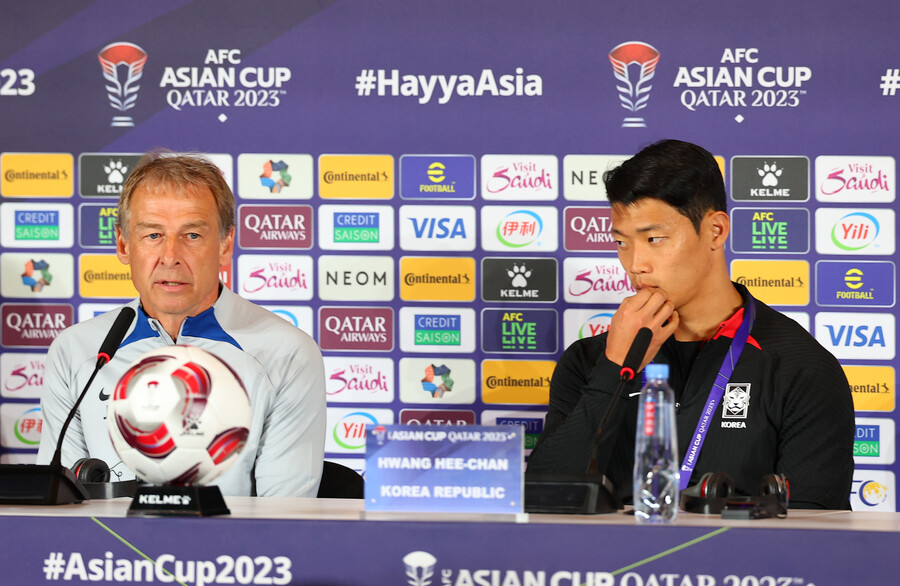 ▲ 2023 카타르 아시안컵에 나선 축구대표팀이 카타르 도하의 알 에글라 훈련장에서 주장 손흥민을 중심으로 훈련에 열중하고 있다. 경기 전날 공식 기자회견에는 위르겐 클린스만 감독과 황희찬이 나섰다.  ⓒ연합뉴스