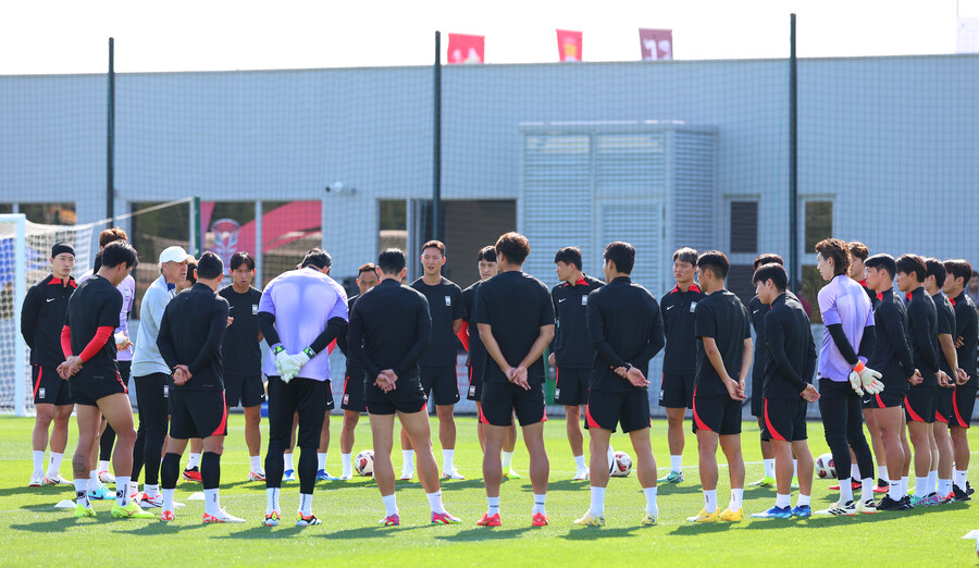 ▲ 2023 카타르 아시안컵에 나선 축구대표팀이 카타르 도하의 알 에글라 훈련장에서 주장 손흥민을 중심으로 훈련에 열중하고 있다. 경기 전날 공식 기자회견에는 위르겐 클린스만 감독과 황희찬이 나섰다.  ⓒ연합뉴스