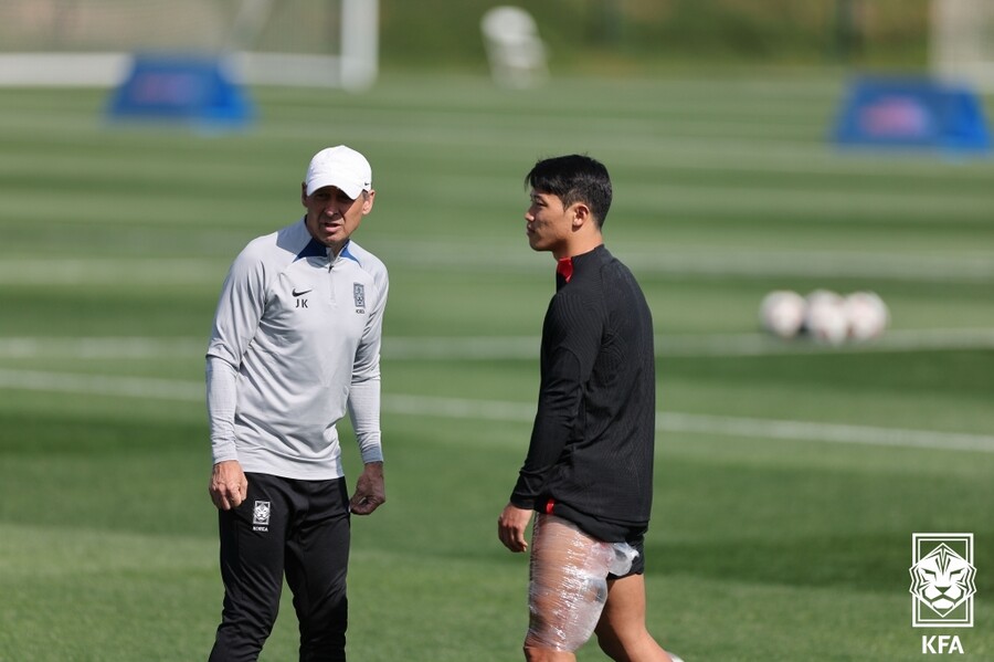 ▲ 황희찬과 클린스만 감독이 카타르 자심 빈 하마드 스타디움에서 ‘2023 아시아축구연맹(AFC) 아시안컵’ E조 조별리그 1차전을 위해 훈련장에서 대화를 하고 있다 ⓒ대한축구협회