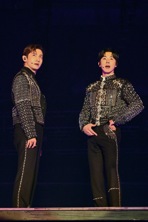 ▲ 동방신기가 지난 13일 홍콩 아시아월드 엑스포에서 ‘2024 동방신기 콘서트 [20&2] 인 홍콩'을 벌이고 화려한 아시아 투어의 시작을 알렸다. 제공|SM엔터테인먼트