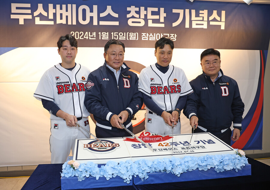 ▲ 왼쪽부터 두산 베어스 주장 양석환, 고영섭 사장, 이승엽 감독, 김태룡 단장 ⓒ 두산 베어스