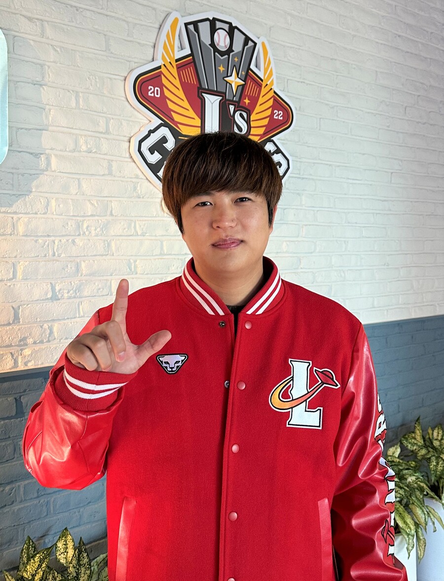 ▲ 김민식이 SSG와 계약에 합의하고 포즈를 취하고 있다. ⓒSSG 랜더스