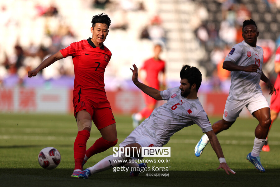 ▲ 손흥민이 집중 견제를 받았지만 한국은 15일(한국시간) 카타르 자심 빈 하마드 스타디움에서 ‘2023 아시아축구연맹(AFC) 아시안컵’ E조 조별리그 1차전에서 바레인을 3-1로 제압했다. 64년 만에 우승을 향해 내딛은 첫 번째 발걸음에서 기분 좋은 승리를 챙겼다