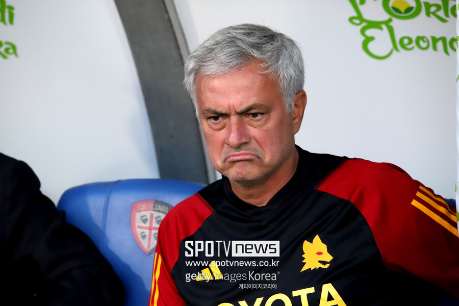 ▲ AS로마는 16일(한국시간) 구단 공식 채널을 통해 "무리뉴 감독은 2021년 5월 AS로마 60대 감독으로 선임됐다. 2022년 5월 유럽축구연맹(UEFA) 유로파컨퍼런스리그 우승을 해냈고 지난 시즌엔 유로파리그 결승에도 올라갔다. 하지만 오늘 무리뉴 감독과 코칭 스태프들이 팀을 떠난다는 걸 확인했다"라고 발표했다