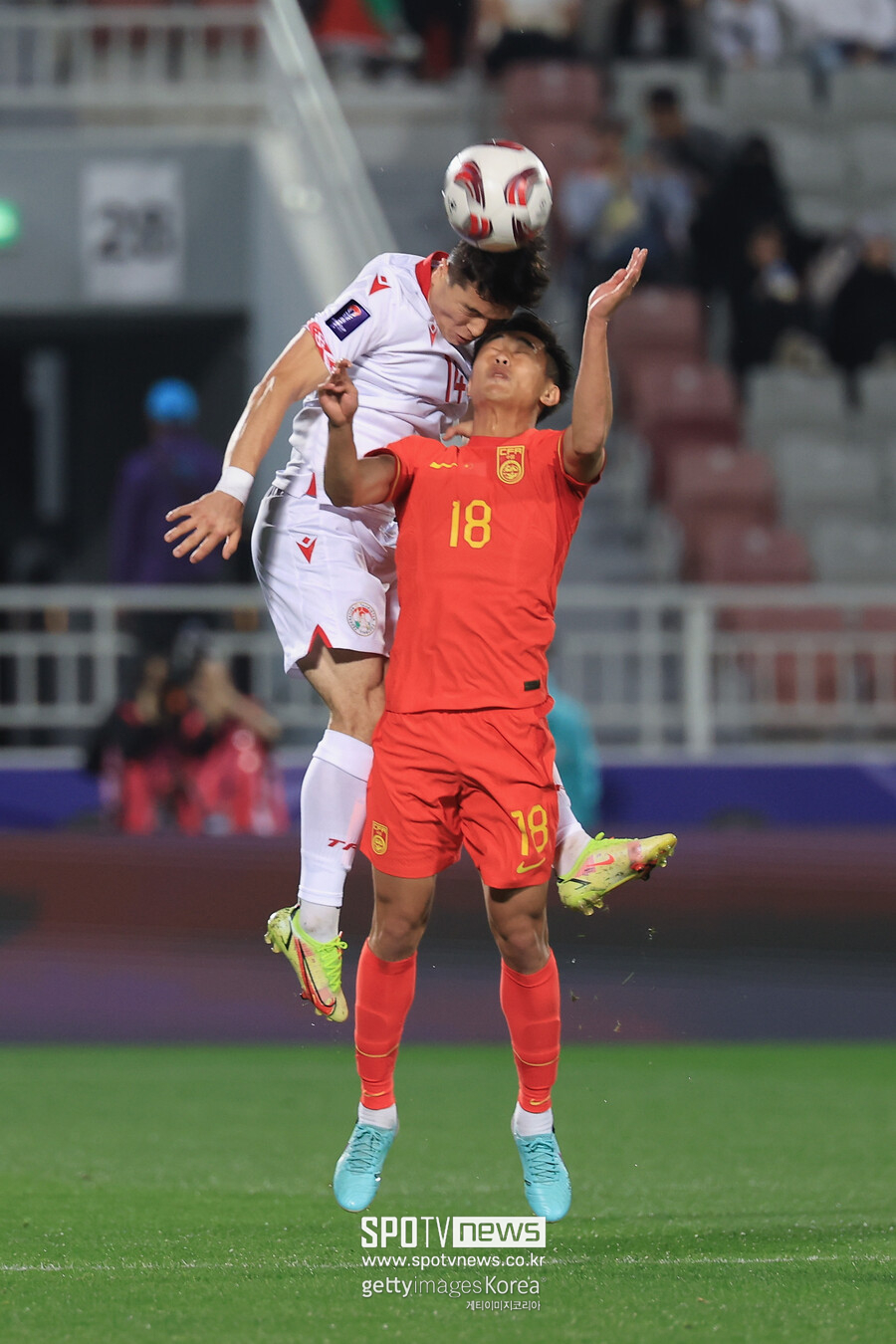 ▲ 아시안컵 A조 조별리그 첫 경기에서 반등을 노렸지만 타지키스탄과 0-0 무승부로 승점 1점만 가져왔다. 중국 ‘호날두’ 우레이를 전방에 두고 공격했지만 결실을 맺지 못했다. 타지키스탄에 볼 점유율 51%를 내줬고 슈팅도 20개(유효슈팅 2개)나 허용했다. 중국은 슈팅 10번을 시도했는데 득점하지 못했다