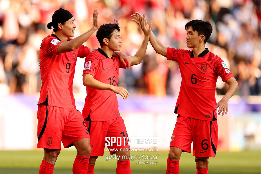 ▲ 아시아축구연맹(AFC) 17일(한국시간) 2023 아시안컵 조별리그 1차전 12경기에서 최고의 활약을 했던 11명을 선정했다. 한국 선수들이 총 두 명으로 카타르와 함께 조별리그 1차전 베스트 최다 배출팀이 됐다