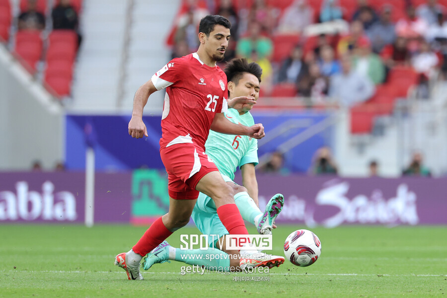 ▲ 중국은 17일 오후 8시 30분(한국시간) 카타르 알 투마마 스타디움에서 열린 2023 아시아축구연맹(AFC) 아시안컵 A조 조별리그 2차전에서 레바논과 0-0으로 비겼다. 타지키스탄전에 이어 레바논전까지 승점 3점 확보에 실패하면서 아시안컵 녹아웃 스테이지(16강) 진출에 빨간불이 켜졌다