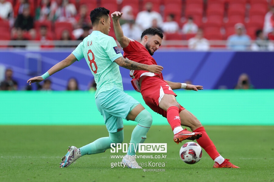 ▲ 중국은 17일 오후 8시 30분(한국시간) 카타르 알 투마마 스타디움에서 열린 2023 아시아축구연맹(AFC) 아시안컵 A조 조별리그 2차전에서 레바논과 0-0으로 비겼다. 타지키스탄전에 이어 레바논전까지 승점 3점 확보에 실패하면서 아시안컵 녹아웃 스테이지(16강) 진출에 빨간불이 켜졌다