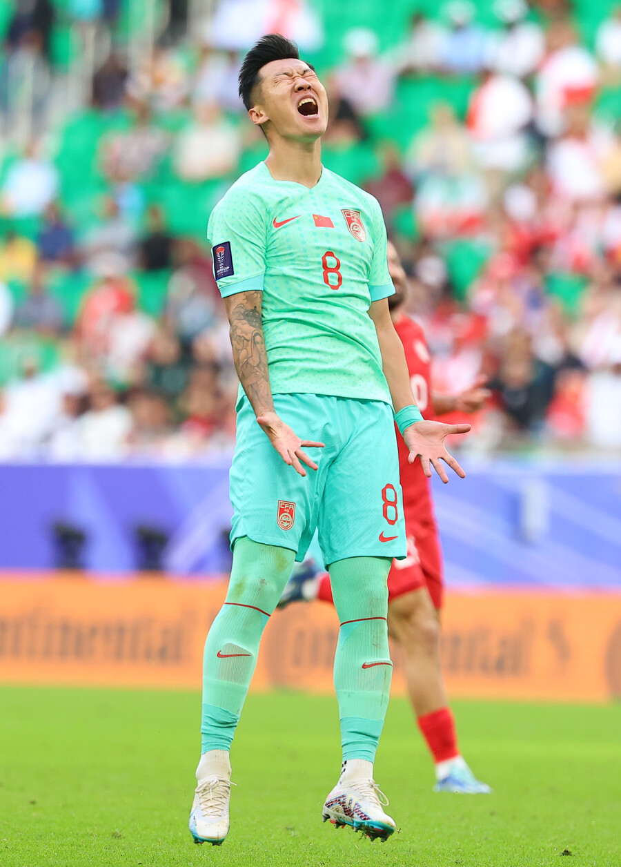 ▲ 중국은 17일 오후 8시 30분(한국시간) 카타르 알 투마마 스타디움에서 열린 2023 아시아축구연맹(AFC) 아시안컵 A조 조별리그 2차전에서 레바논과 0-0으로 비겼다. 타지키스탄전에 이어 레바논전까지 승점 3점 확보에 실패하면서 아시안컵 녹아웃 스테이지(16강) 진출에 빨간불이 켜졌다  ⓒ연합뉴스