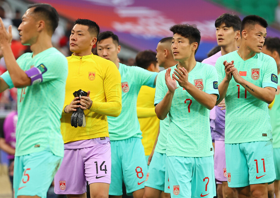 ▲ 레바논전에서 결의를 다지며 치열하게 싸웠던 중국 축구대표팀, 결과는 0-0 무승부로 끝났다. 허탈감에 팬들에게 건넨 인사도 자신감이 없어 보였다. ⓒ연합뉴스