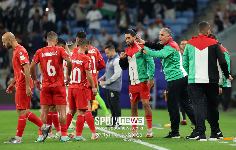 ▲ 벤투 감독이 이끄는 아랍에미리트(UAE) 축구대표팀은 19일 오전(한국시간) 카타르 알와크라 알자누브 스타디움에서 열린 2023 아시아축구연맹(AFC) 아시안컵 C조 조별리그 2차전에서 팔레스타인과 1-1 무승부를 거뒀다.