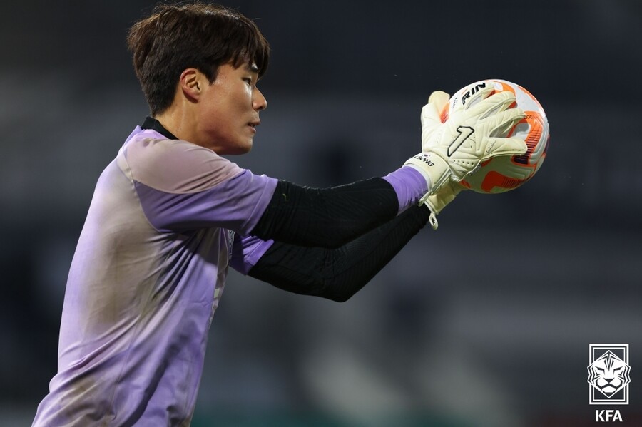 ▲ 대한축구협회는 19일 "골키퍼 김승규가 전날 훈련 도중 자체 게임을 하다가 오른쪽 무릎을 다쳤다. 전날 밤 늦게 자기공명영상(MRI) 촬영 결과 전방십자인대 파열을 당한 것으로 확인됐다. 대표팀은 김승규를 소집해제 하기로 결정했다"고 밝혔다. ⓒ대한축구협회