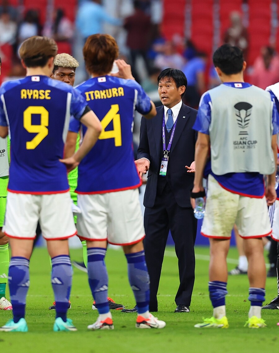 ▲  14일 카타르 도하 앗수마마 스타디움에서 열린 2023 아시아축구연맹(AFC) 아시안컵 조별리그 D조 일본과 베트남의 경기가 끝난 뒤 모리야스 하지메 감독이 선수들에게 이야기를 하고 있다. ⓒ 연합뉴스