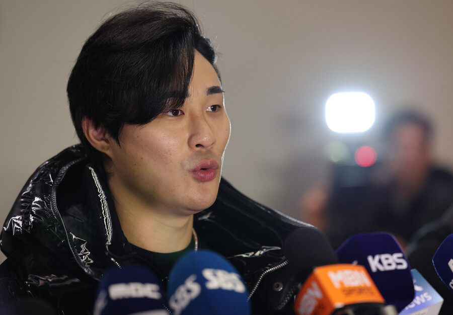[일문일답] ‘예비 FA' 김하성 美 출국 “1억 달러 평가 감사해…협박 피해 더 안나오길”