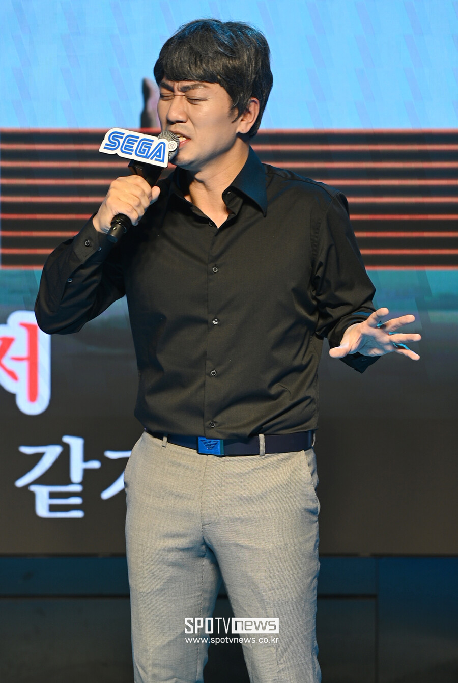 [포토]'바카다로우' 열창하는 다나카, 부장님 3차 노래방 포스