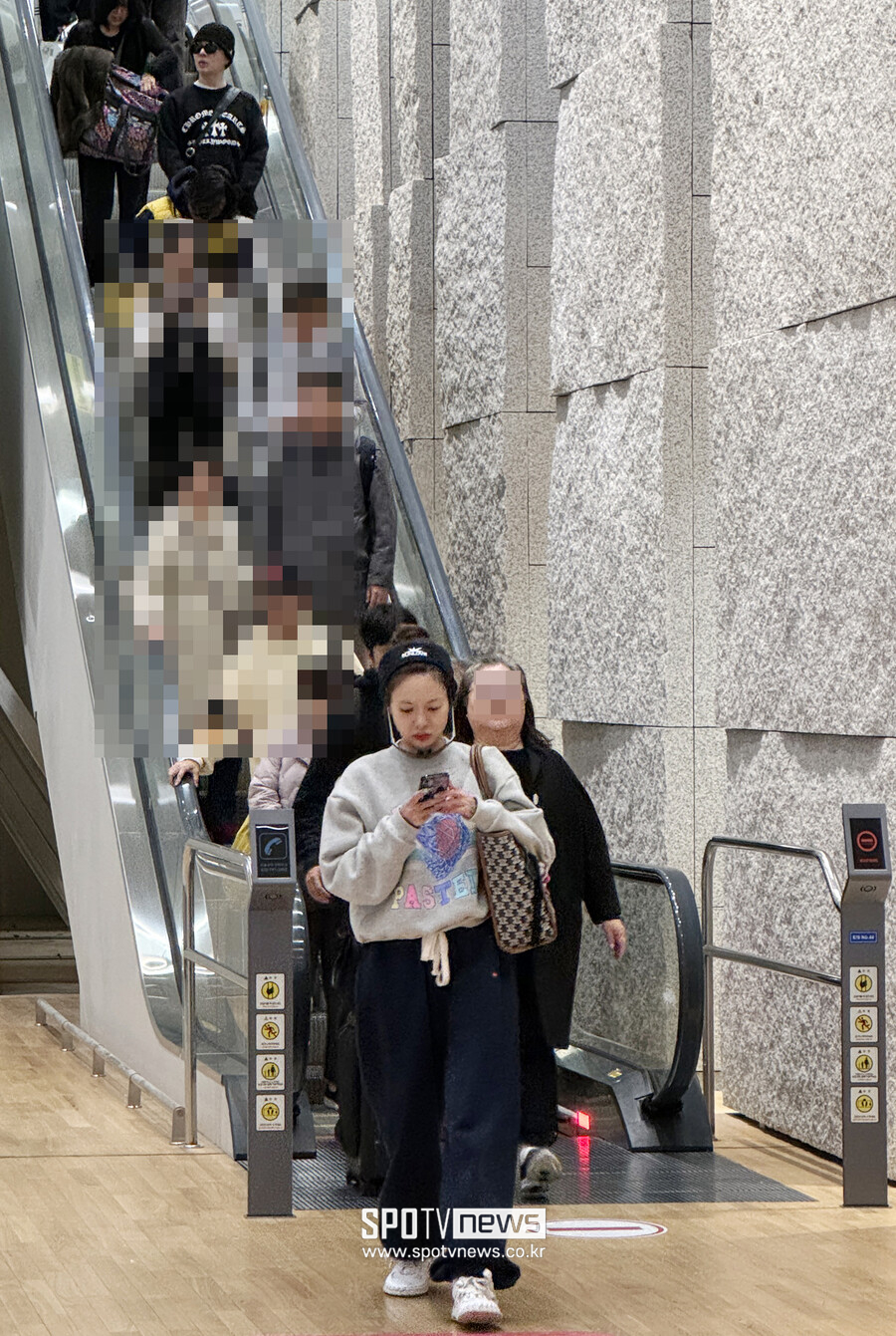 ▲ 따로 출국장에 들어서는 용준형(위), 현아.  ⓒ박성기 기자