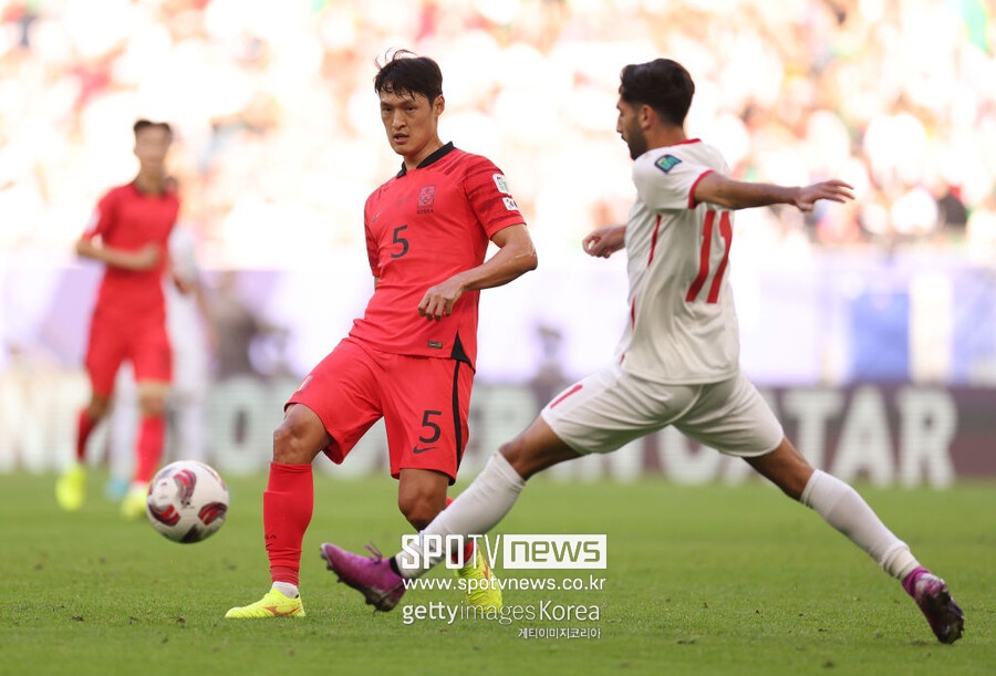 ▲ 위르겐 클린스만 감독이 이끄는 한국 축구대표팀은 20일 오후(한국시간) 카타르 도하의 알투마마 스타디움에서 열리는 2023 아시아축구연맹(AFC) 아시안컵 E조 2차전에서 요르단과 2-2 무승부를 거뒀다. 한국은 전반 8분에 나온 손흥민의 선제골로 1-0 리드를 잡았지만, 37분에 나온 박용우의 자책골로 동점을 내줬다. 이어서 전반전 종료 직전 역전골을 내주며 끌려갔다. 하지만 후반 추가시간에 나온 상대 자책골로 벼랑 끝에서 살아났다. 