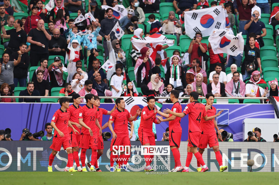 ▲ 위르겐 클린스만 감독이 이끄는 한국 축구대표팀은 20일 오후(한국시간) 카타르 도하의 알투마마 스타디움에서 열리는 2023 아시아축구연맹(AFC) 아시안컵 E조 2차전에서 요르단과 2-2 무승부를 거뒀다. 한국은 전반 8분에 나온 손흥민의 선제골로 1-0 리드를 잡았지만, 37분에 나온 박용우의 자책골로 동점을 내줬다. 이어서 전반전 종료 직전 역전골을 내주며 끌려갔다. 하지만 후반 추가시간에 나온 상대 자책골로 벼랑 끝에서 살아났다. 