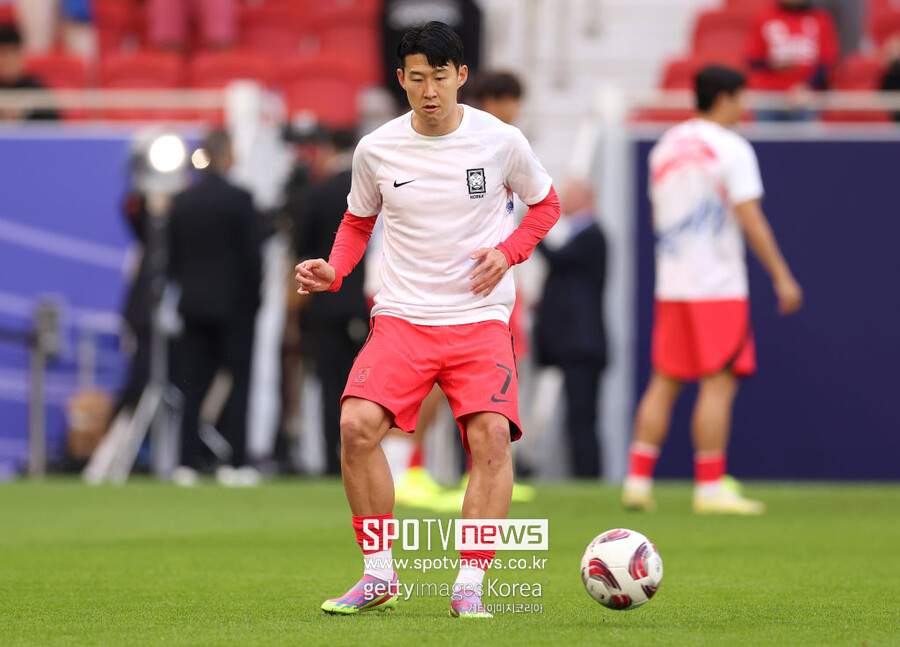 ▲ 위르겐 클린스만 감독이 이끄는 한국 축구대표팀은 20일 오후(한국시간) 카타르 도하의 알투마마 스타디움에서 열리는 2023 아시아축구연맹(AFC) 아시안컵 E조 2차전에서 요르단과 2-2 무승부를 거뒀다. 한국은 전반 8분에 나온 손흥민의 선제골로 1-0 리드를 잡았지만, 37분에 나온 박용우의 자책골로 동점을 내줬다. 이어서 전반전 종료 직전 역전골을 내주며 끌려갔다. 하지만 후반 추가시간에 나온 상대 자책골로 벼랑 끝에서 살아났다. 