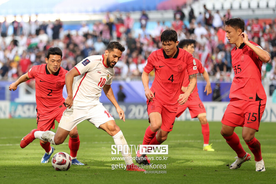 ▲ 위르겐 클린스만 감독이 이끄는 한국 축구대표팀은 20일 오후(한국시간) 카타르 도하의 알투마마 스타디움에서 열리는 2023 아시아축구연맹(AFC) 아시안컵 E조 2차전에서 요르단과 2-2 무승부를 거뒀다. 한국은 전반 8분에 나온 손흥민의 선제골로 1-0 리드를 잡았지만, 37분에 나온 박용우의 자책골로 동점을 내줬다. 이어서 전반전 종료 직전 역전골을 내주며 끌려갔다. 하지만 후반 추가시간에 나온 상대 자책골로 벼랑 끝에서 살아났다. 