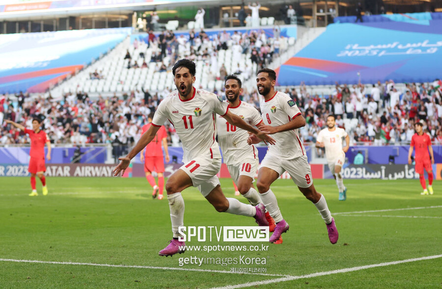 ▲ 위르겐 클린스만 감독이 이끄는 한국 축구대표팀은 20일 오후(한국시간) 카타르 도하의 알투마마 스타디움에서 열리는 2023 아시아축구연맹(AFC) 아시안컵 E조 2차전에서 요르단과 2-2 무승부를 거뒀다. 한국은 전반 8분에 나온 손흥민의 선제골로 1-0 리드를 잡았지만, 37분에 나온 박용우의 자책골로 동점을 내줬다. 이어서 전반전 종료 직전 역전골을 내주며 끌려갔다. 하지만 후반 추가시간에 나온 상대 자책골로 벼랑 끝에서 살아났다. 