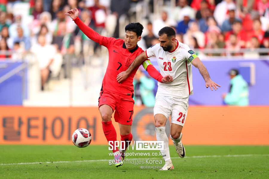 ▲ 위르겐 클린스만 감독이 이끄는 한국 축구대표팀은 20일 오후(한국시간) 카타르 도하의 알투마마 스타디움에서 열리는 2023 아시아축구연맹(AFC) 아시안컵 E조 2차전에서 요르단과 2-2 무승부를 거뒀다. 한국은 전반 8분에 나온 손흥민의 선제골로 1-0 리드를 잡았지만, 37분에 나온 박용우의 자책골로 동점을 내줬다. 이어서 전반전 종료 직전 역전골을 내주며 끌려갔다. 하지만 후반 추가시간에 나온 상대 자책골로 벼랑 끝에서 살아났다. 