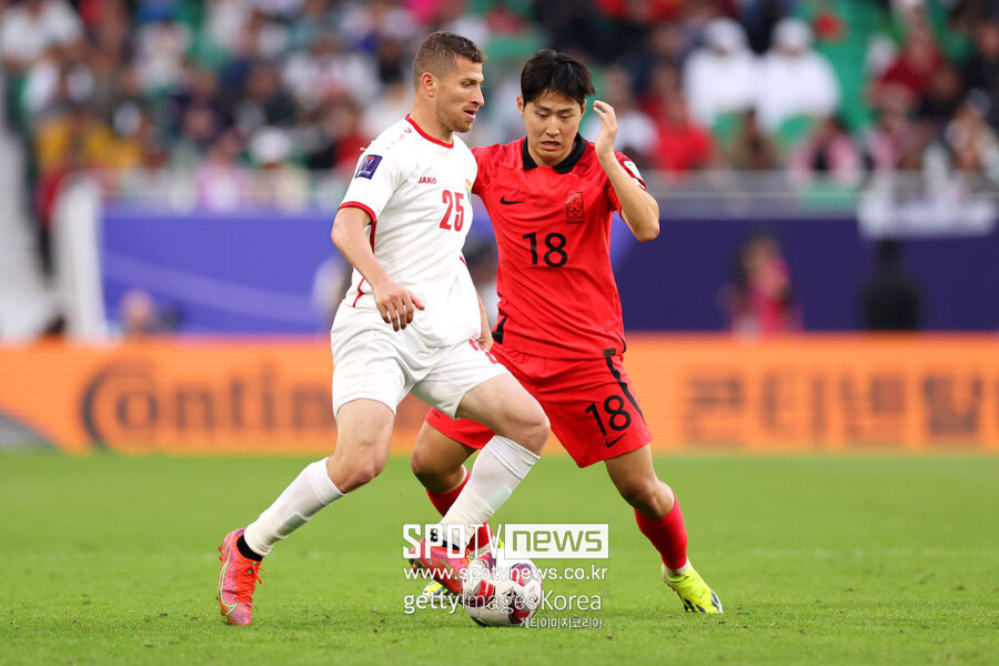 ▲ 위르겐 클린스만 감독이 이끄는 한국 축구대표팀은 20일 오후(한국시간) 카타르 도하의 알투마마 스타디움에서 열리는 2023 아시아축구연맹(AFC) 아시안컵 E조 2차전에서 요르단과 2-2 무승부를 거뒀다. 한국은 전반 8분에 나온 손흥민의 선제골로 1-0 리드를 잡았지만, 37분에 나온 박용우의 자책골로 동점을 내줬다. 이어서 전반전 종료 직전 역전골을 내주며 끌려갔다. 하지만 후반 추가시간에 나온 상대 자책골로 벼랑 끝에서 살아났다. 