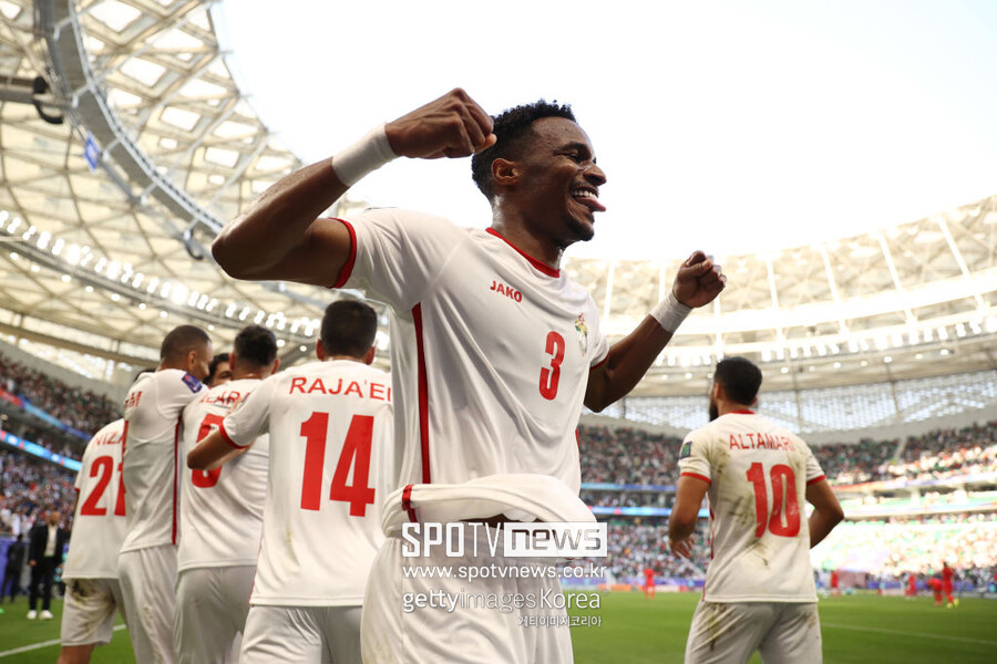 ▲ 위르겐 클린스만 감독이 이끄는 한국 축구대표팀은 20일 오후(한국시간) 카타르 도하의 알투마마 스타디움에서 열리는 2023 아시아축구연맹(AFC) 아시안컵 E조 2차전에서 요르단과 2-2 무승부를 거뒀다. 한국은 전반 8분에 나온 손흥민의 선제골로 1-0 리드를 잡았지만, 37분에 나온 박용우의 자책골로 동점을 내줬다. 이어서 전반전 종료 직전 역전골을 내주며 끌려갔다. 하지만 후반 추가시간에 나온 상대 자책골로 벼랑 끝에서 살아났다. 