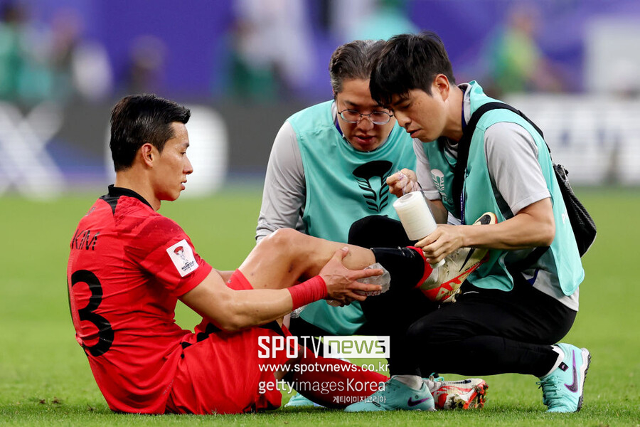 ▲ 위르겐 클린스만 감독이 이끄는 한국 축구대표팀은 20일 오후(한국시간) 카타르 도하의 알투마마 스타디움에서 열리는 2023 아시아축구연맹(AFC) 아시안컵 E조 2차전에서 요르단과 2-2 무승부를 거뒀다. 한국은 전반 8분에 나온 손흥민의 선제골로 1-0 리드를 잡았지만, 37분에 나온 박용우의 자책골로 동점을 내줬다. 이어서 전반전 종료 직전 역전골을 내주며 끌려갔다. 하지만 후반 추가시간에 나온 상대 자책골로 벼랑 끝에서 살아났다. 