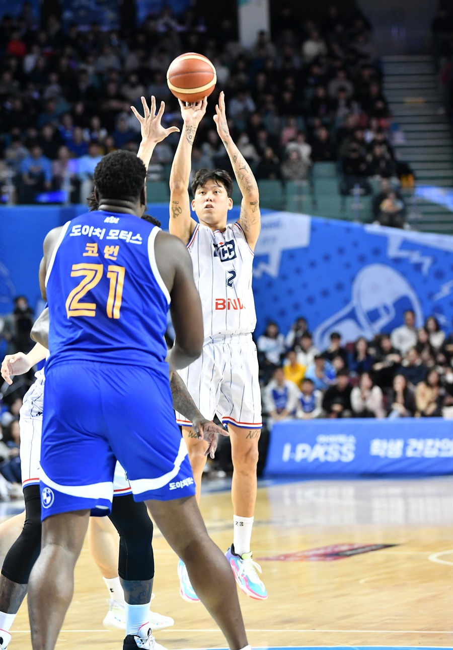 ▲ 허웅(위)과 최준용 ⓒ KBL
