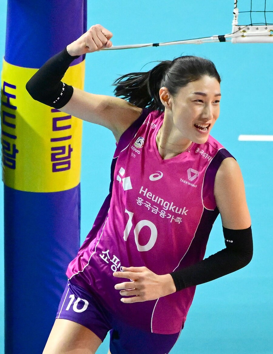 ▲ 옐레나의 부진으로 김연경의 부담이 가중됐다. ⓒKOVO