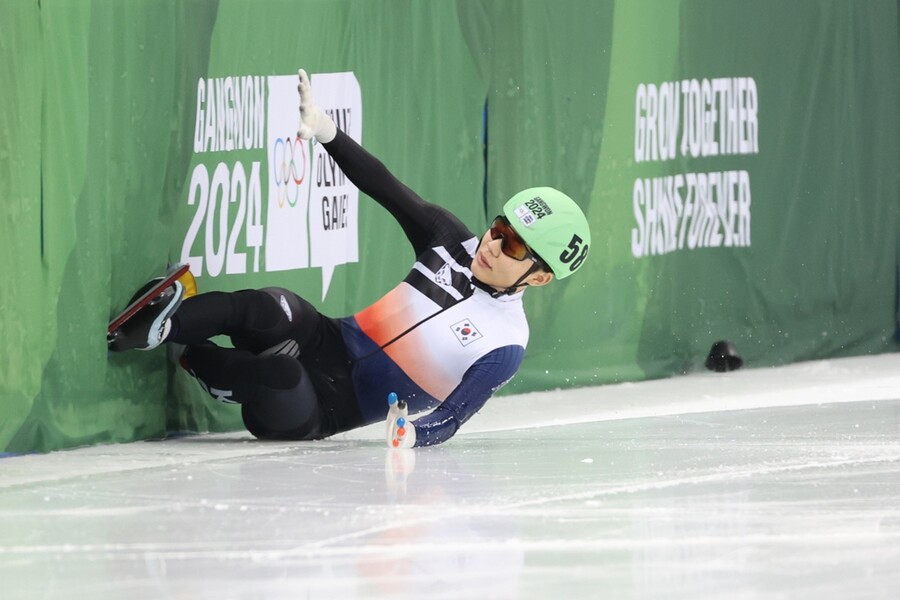 '중국 반칙'에 넘어졌다…2관왕 노린 주재희, 남자 쇼트트랙 1000m 결선서 4위