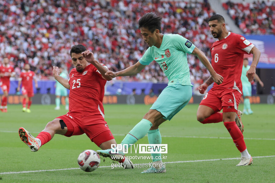 ▲ 17일 도하의 알투마마 스타디움에서 열린 2023 아시아축구연맹(AFC) 카타르 아시안컵 조별리그 A조 2차전에서 중국이 레바논과 0-0으로 비겼다. 타지키스탄과 첫 경기에 이어 또 다시 무득점 무승부에 그쳤다.