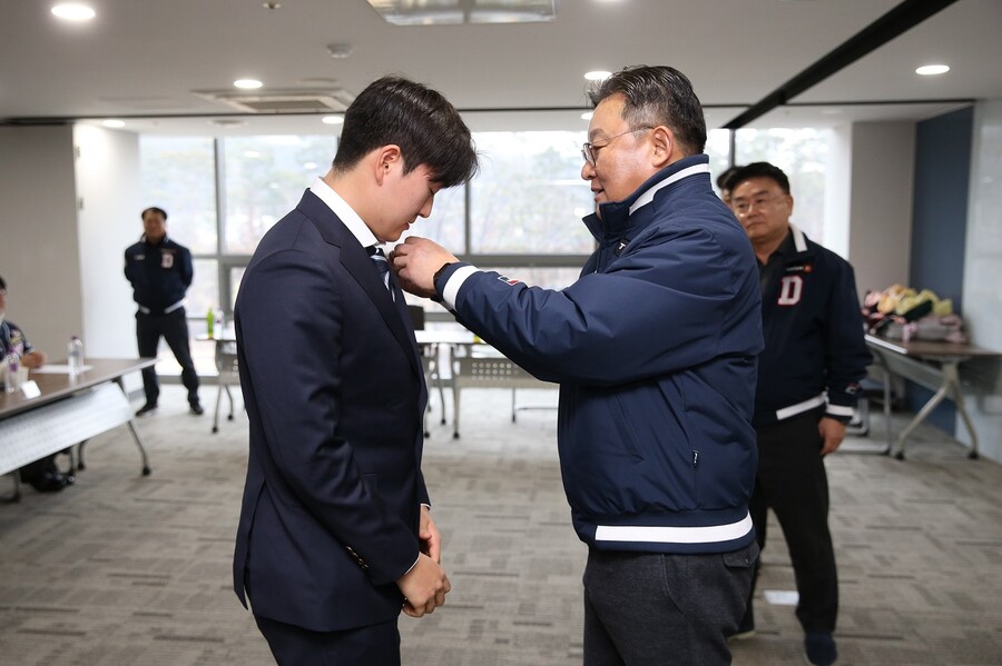 "부모님 일터는 가 봤는데"…두산 신인들, 자랑스러운 아들 된 날