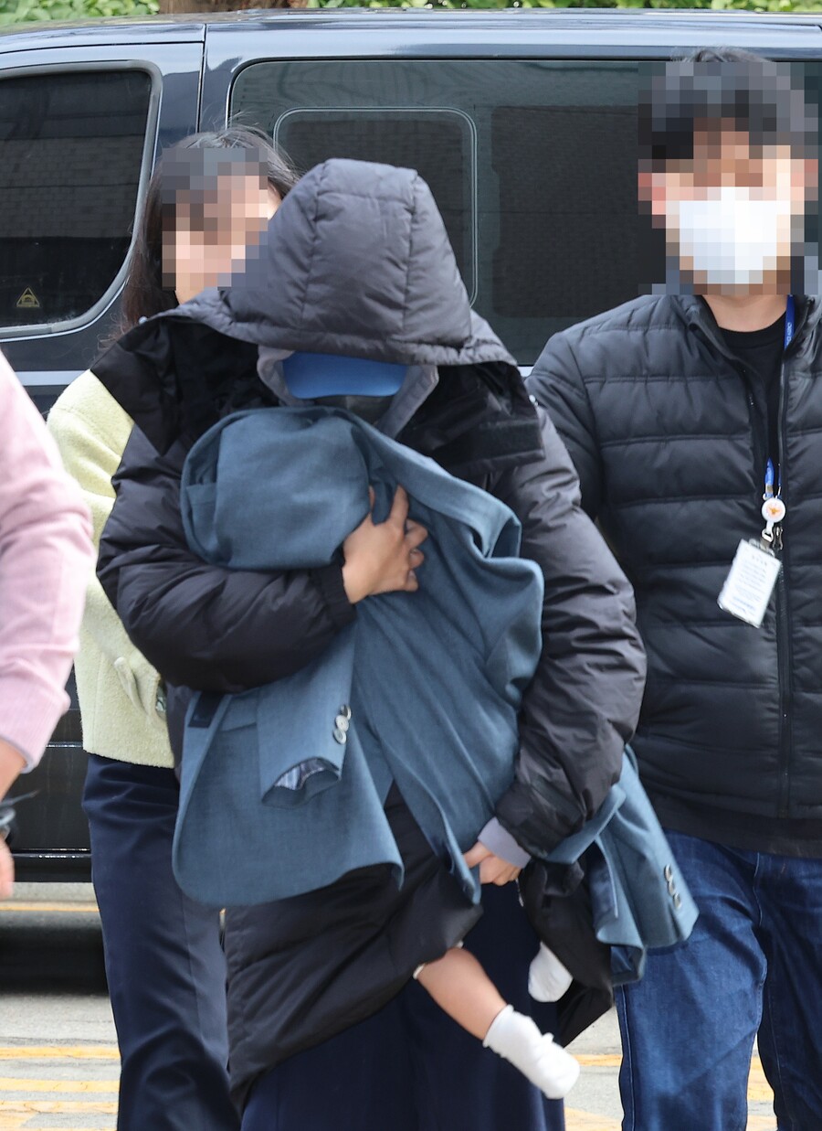 ▲ 경찰에 출석하는 A씨.  ⓒ연합뉴스