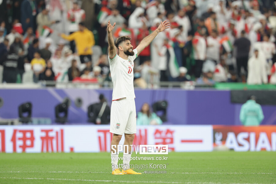 ▲ UAE는 24일(한국시간) 카타르 알라이얀 에듀케이션 시티 스타디움에서 열린 2023 아시아축구연맹(AFC) 카타르 아시안컵 조별리그 C조 3차전에서 이란에 1-2로 무릎을 꿇었다.승점 4점과 함께 팔레스타인을 득실 차로 밀어 내며 조 2위로 16강에 올랐다. A조 2위인 타지키스탄과 16강에서 경기한다.