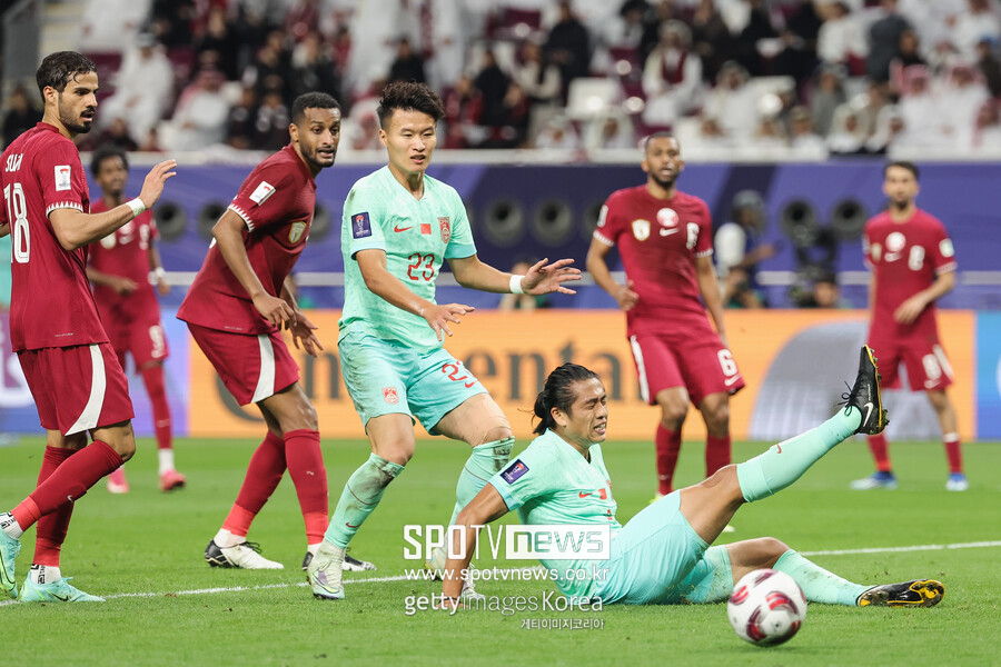 ▲ 중국 축구 역사상 아시안컵 최고 성적에 도전했던 중국 대표팀이 조별리그도 넘지 못하고 탈락했다. 이번 대회 부진으로 알렉산다르 얀코비치 감독의 지도력이 도마 위에 오른 가운데 경질설까지 제기되고 있다.