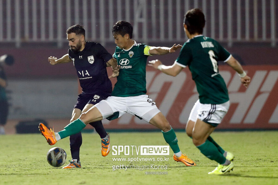 ▲ 영국의 '버밍엄 메일'도 "버밍엄 시티가 백승호 영입 경쟁에서 선두를 달리고 있다. 독일과 프랑스 팀들의 관심에도 백승호와 2026년까지 계약을 앞두고 있다. 최근 한국에서 잉글랜드로 향하는 선수들이 증가하고 있다. 손흥민은 토트넘 홋스퍼에서 세계를 놀라게 했으며, 황희찬은 깊은 인상을 남겼다. 황의조는 노팅엄 포레스트에서 아직 기대에 미치지 못했으며, 배준호는 스토크 시티에서 자신의 이름을 날리고 있다"라고 전했다. 