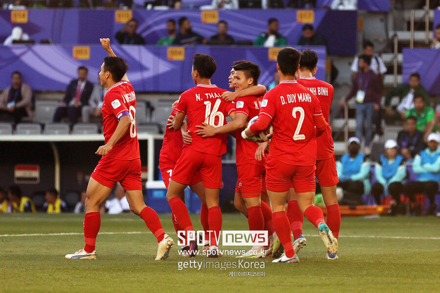 ▲ 필립 트루시에 감독이 이끈 베트남은 지난 24일 도하 자심 빈 하마드 스타디움에서 열린 2023 아시아축구연맹(AFC) 카타르 아시안컵 조별리그 D조 3차전에서 이라크에 2-3으로 패했다. 이날 패배로 베트남은 이번 대회 3전 전패를 기록하며 쓸쓸하게 짐을 쌌다.