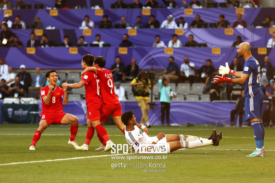 ▲ 필립 트루시에 감독이 이끈 베트남은 지난 24일 도하 자심 빈 하마드 스타디움에서 열린 2023 아시아축구연맹(AFC) 카타르 아시안컵 조별리그 D조 3차전에서 이라크에 2-3으로 패했다. 이날 패배로 베트남은 이번 대회 3전 전패를 기록하며 쓸쓸하게 짐을 쌌다.