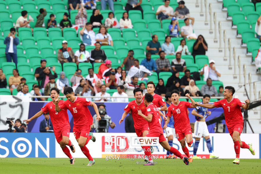 ▲ 필립 트루시에 감독이 이끈 베트남은 지난 24일 도하 자심 빈 하마드 스타디움에서 열린 2023 아시아축구연맹(AFC) 카타르 아시안컵 조별리그 D조 3차전에서 이라크에 2-3으로 패했다. 이날 패배로 베트남은 이번 대회 3전 전패를 기록하며 쓸쓸하게 짐을 쌌다.