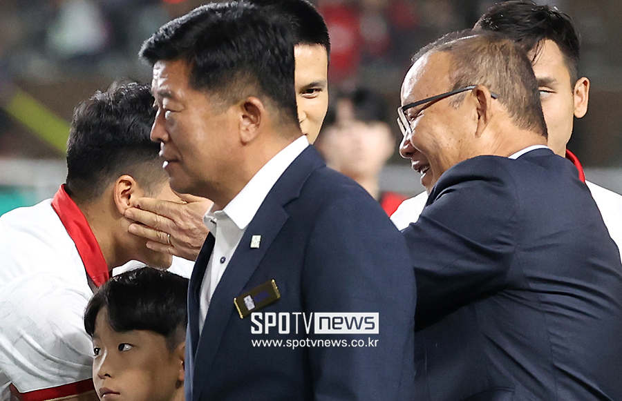 ▲ 필립 트루시에 감독이 이끈 베트남은 지난 24일 도하 자심 빈 하마드 스타디움에서 열린 2023 아시아축구연맹(AFC) 카타르 아시안컵 조별리그 D조 3차전에서 이라크에 2-3으로 패했다. 이날 패배로 베트남은 이번 대회 3전 전패를 기록하며 쓸쓸하게 짐을 쌌다. 박항서 감독이 이룬 업적이 단기간에 사라졌다.  ⓒ곽혜미 기자