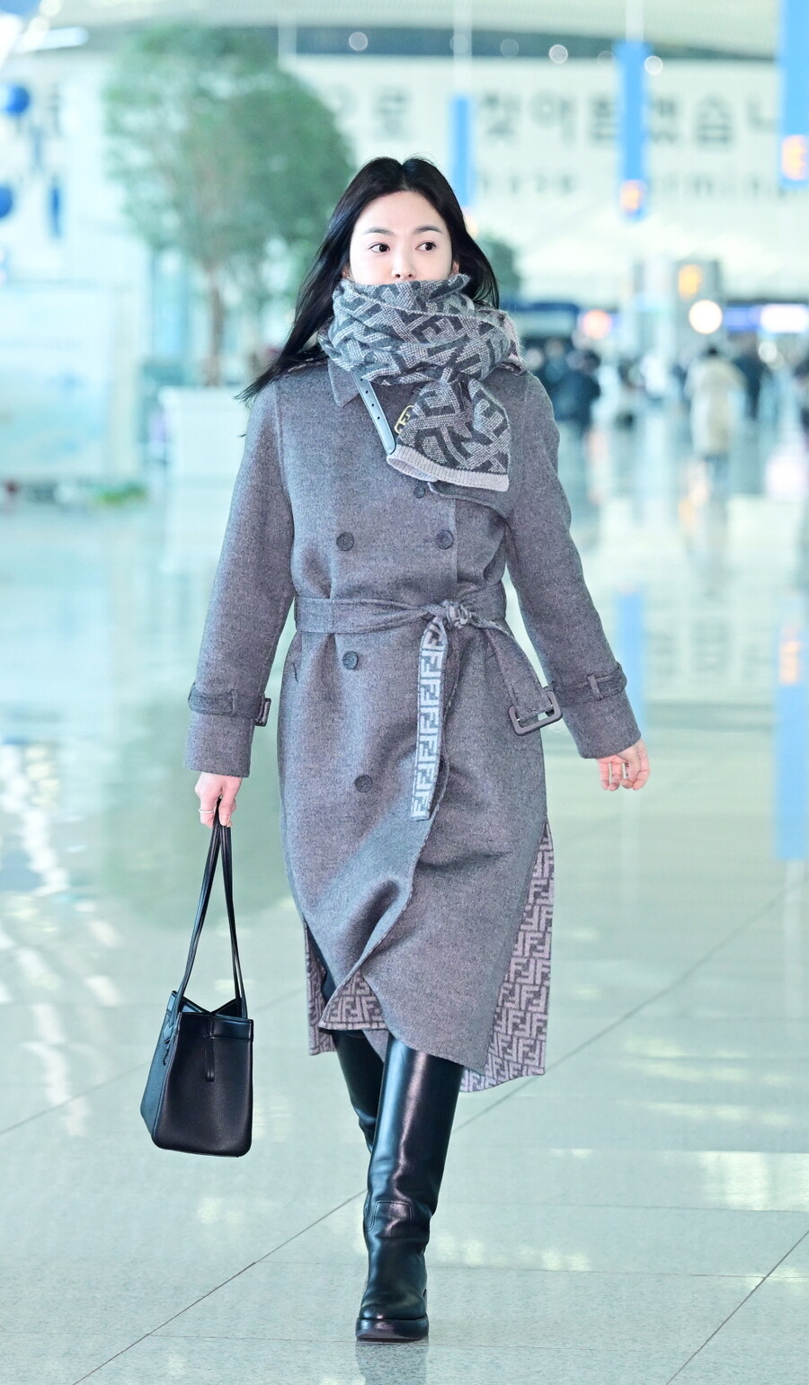 송혜교 공항포착…투명 피부로 청순미 과시