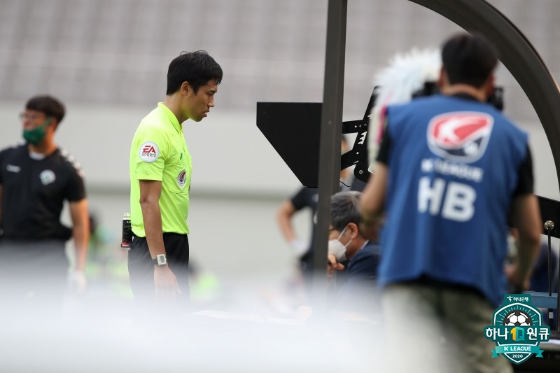 ▲ K리그1을 관장하는 김희곤 주심  ⓒ한국프로축구연맹