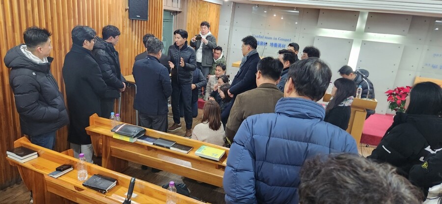 ▲배재고 야구부 학부모들이 교장과 면담 도중 무릎을 꿇고 권오영 감독 해임 철회를 요청했다. ⓒ윤대인 학부모 비상대책위원장 제공