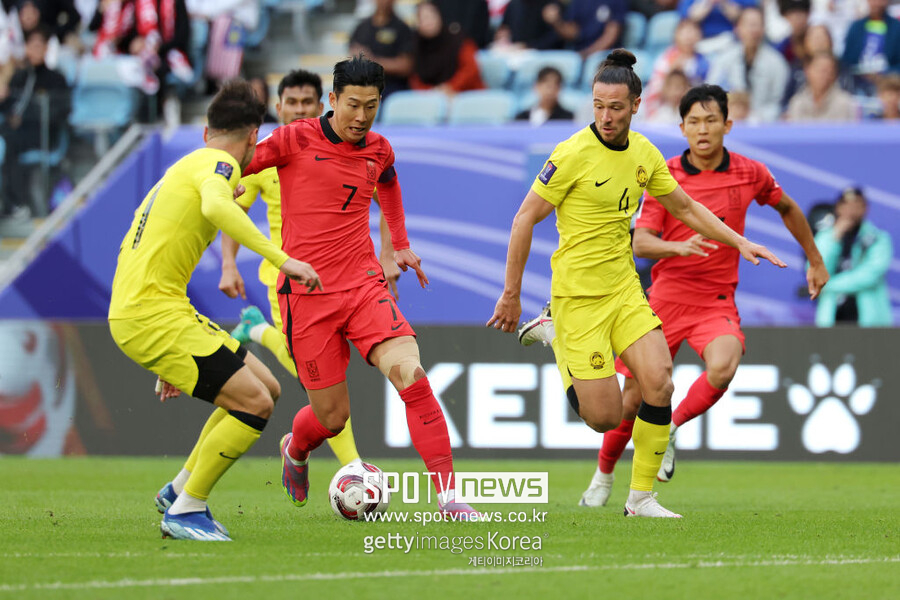 ▲ 위르겐 클린스만 감독이 이끄는 한국 축구대표팀은 25일 오후(현지시각) 카타르 알 와크라 알 자누브 스타디움에서 열리는 아시아축구연맹(AFC) 2023 아시안컵 E조 조별리그 3차전에서 전반전이 끝난 현재 말레이시아에 1-0 리드를 잡고 있다. 