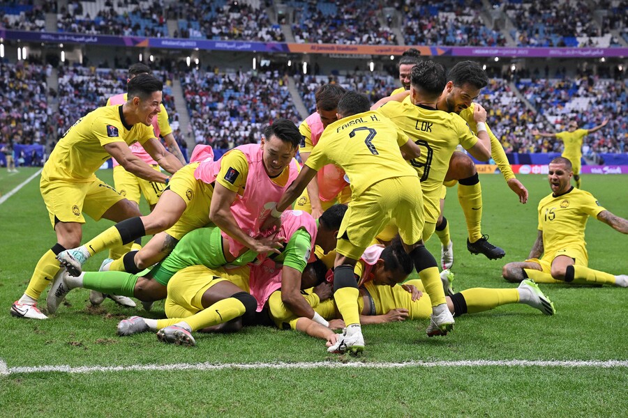 ▲ 한국에 3-3으로 비기고 좋아하는 말레이시아 축구대표팀. ⓒ연합뉴스/AFP